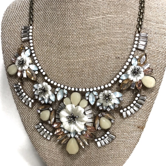 Chloe+Isabel Bella Fiore Statement Necklace - Picture 3 of 3